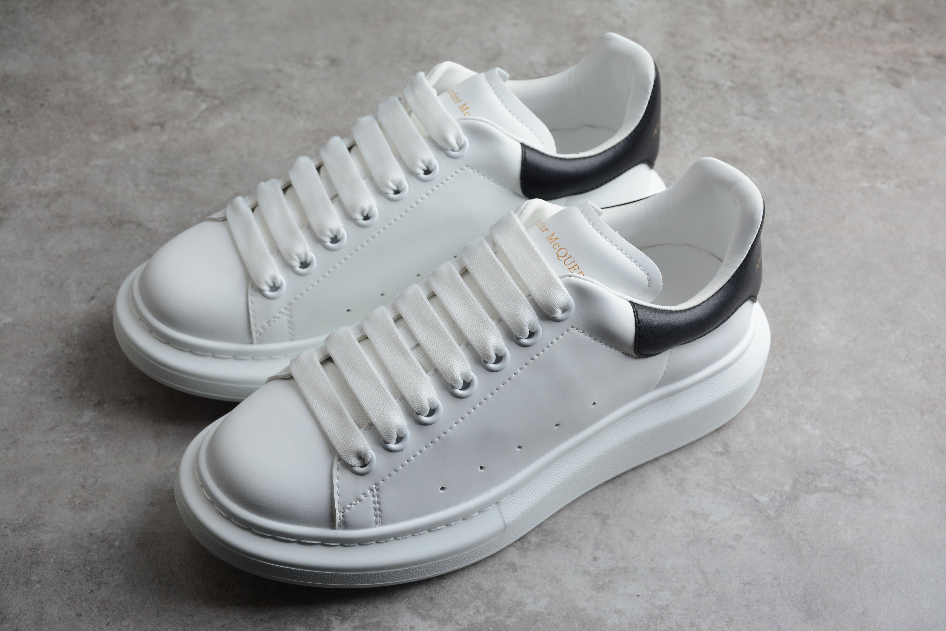 (G5) Alexander McQueen tenis bajos Oversize Talon Piel Negro