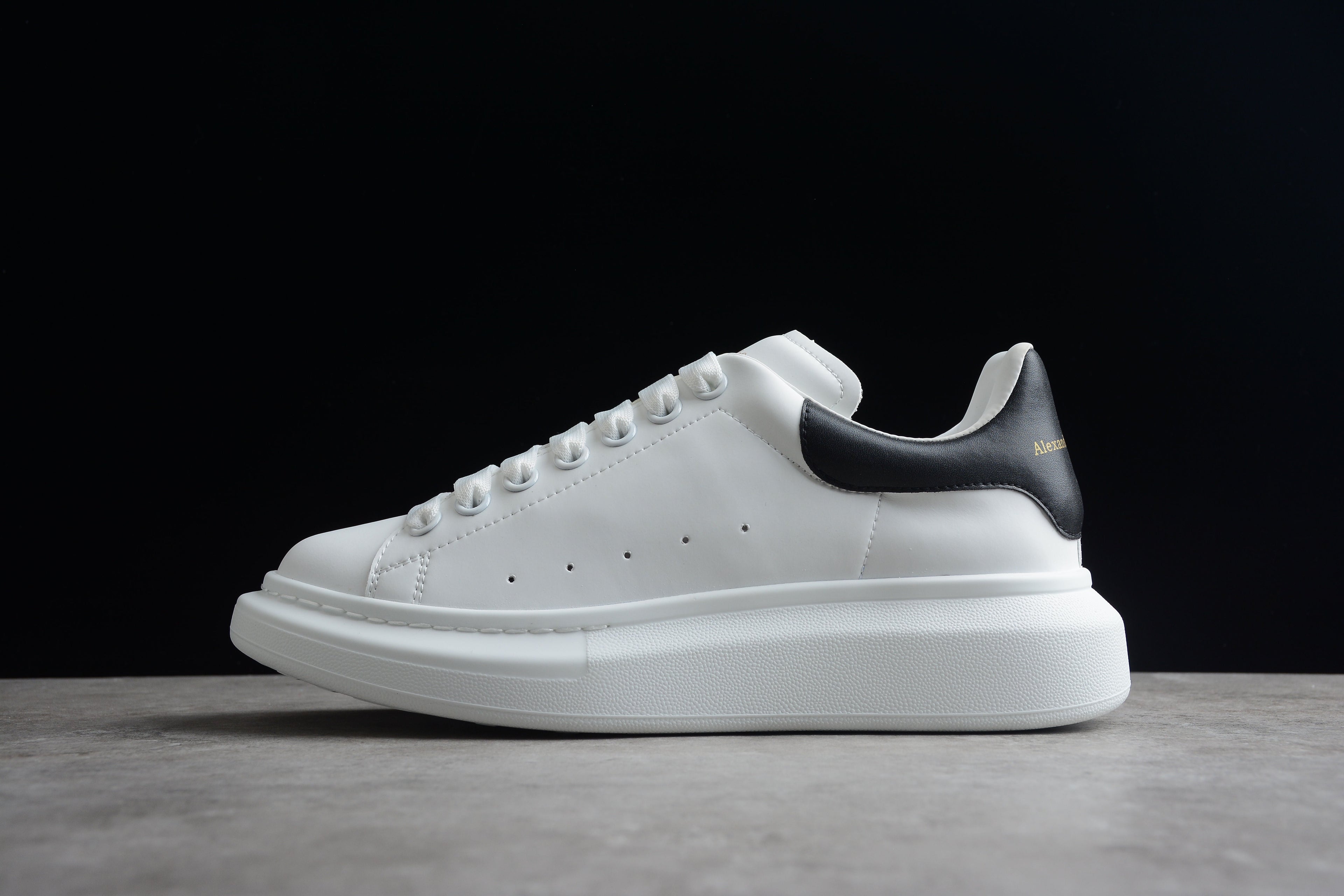 (G5) Alexander McQueen tenis bajos Oversize Talon Piel Negro