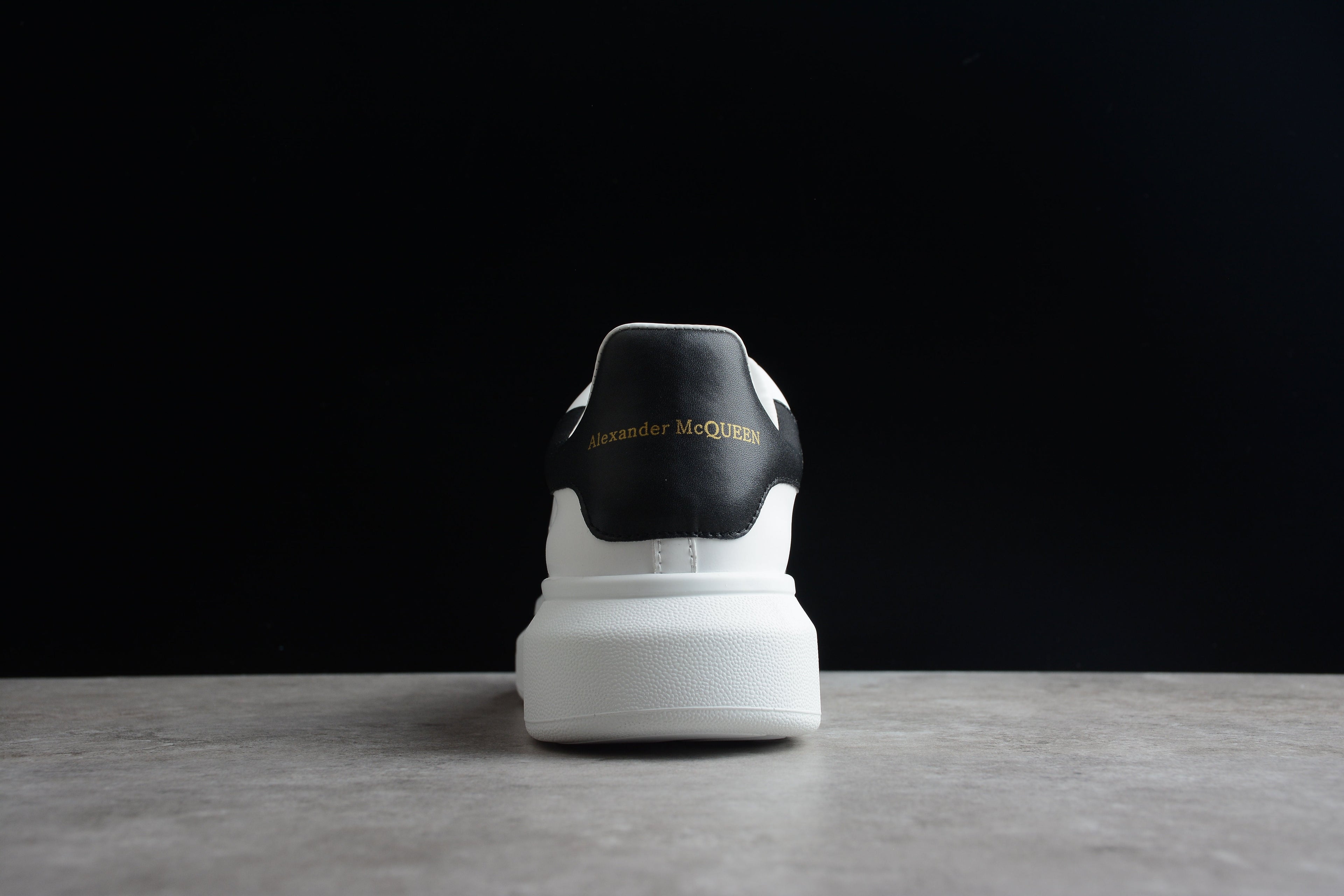 (G5) Alexander McQueen tenis bajos Oversize Talon Piel Negro