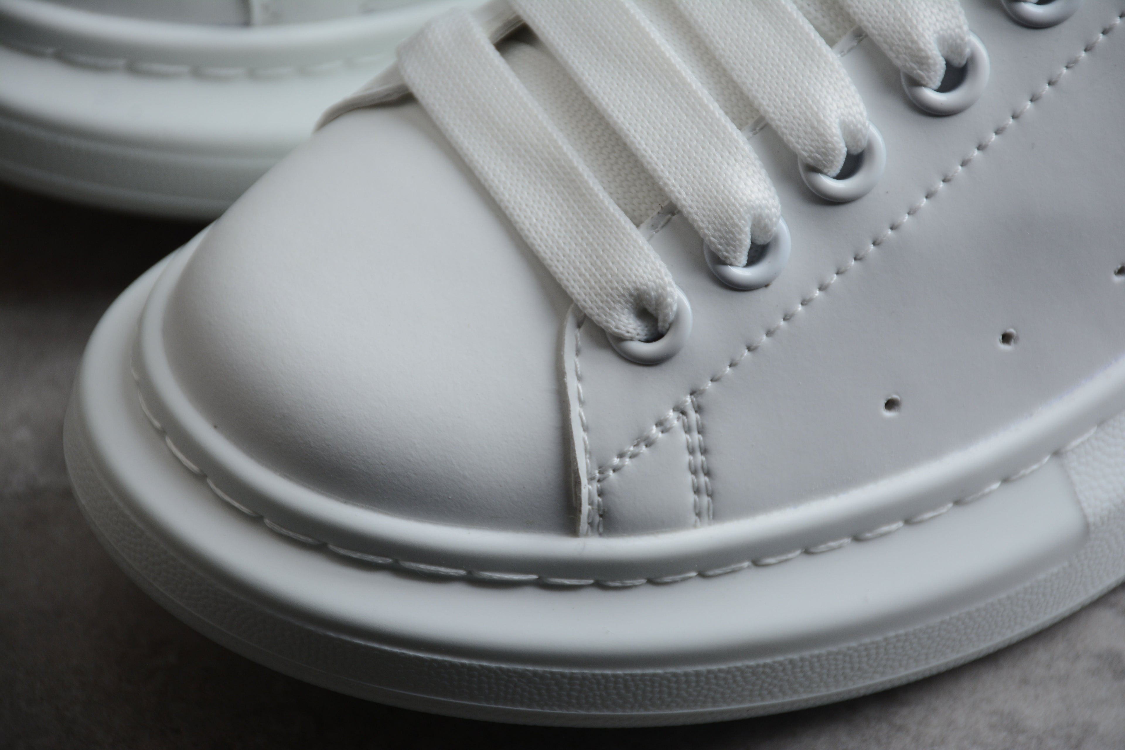 (G5) Alexander McQueen tenis bajos Oversize Talon Piel Negro