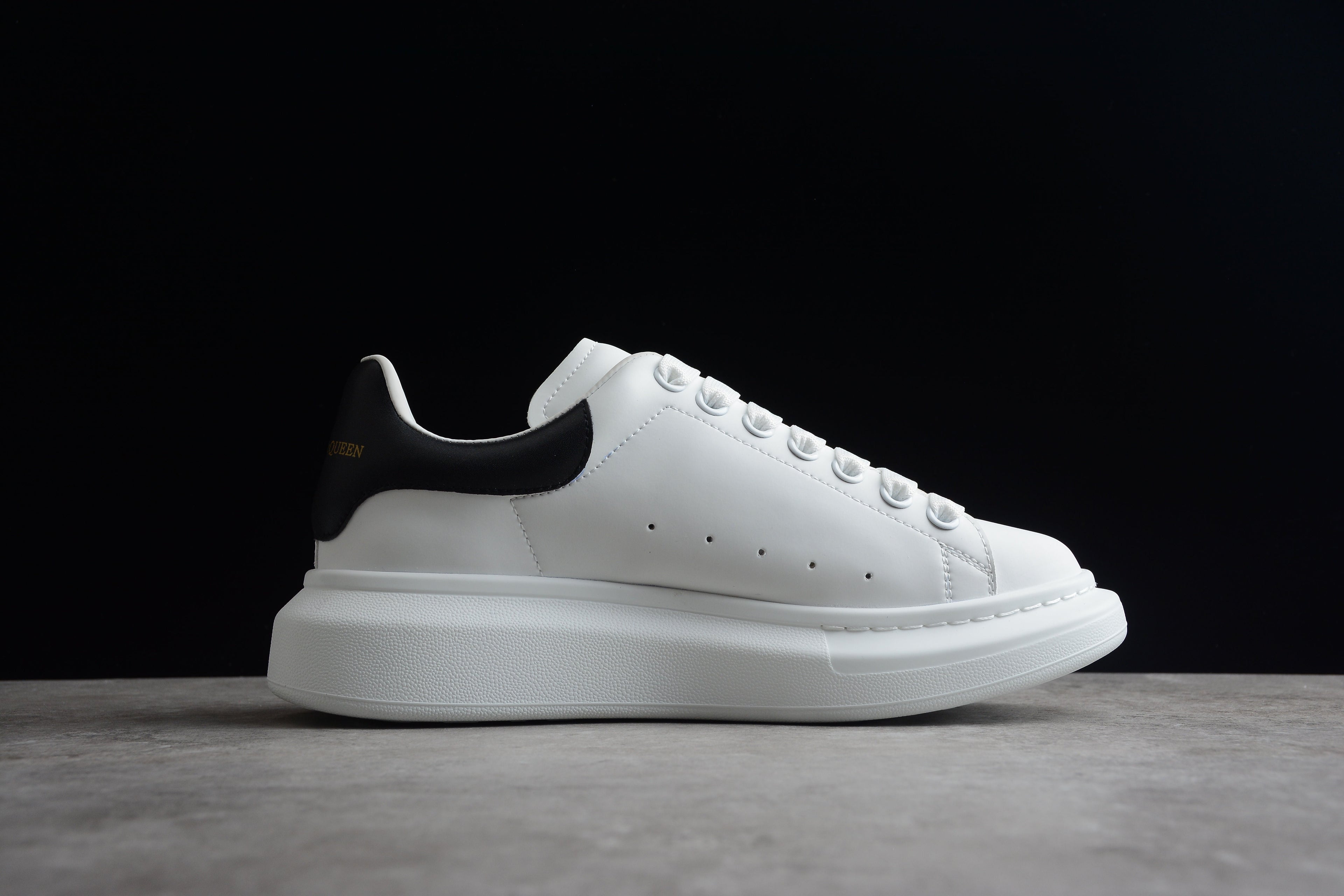 (G5) Alexander McQueen tenis bajos Oversize Talon Piel Negro
