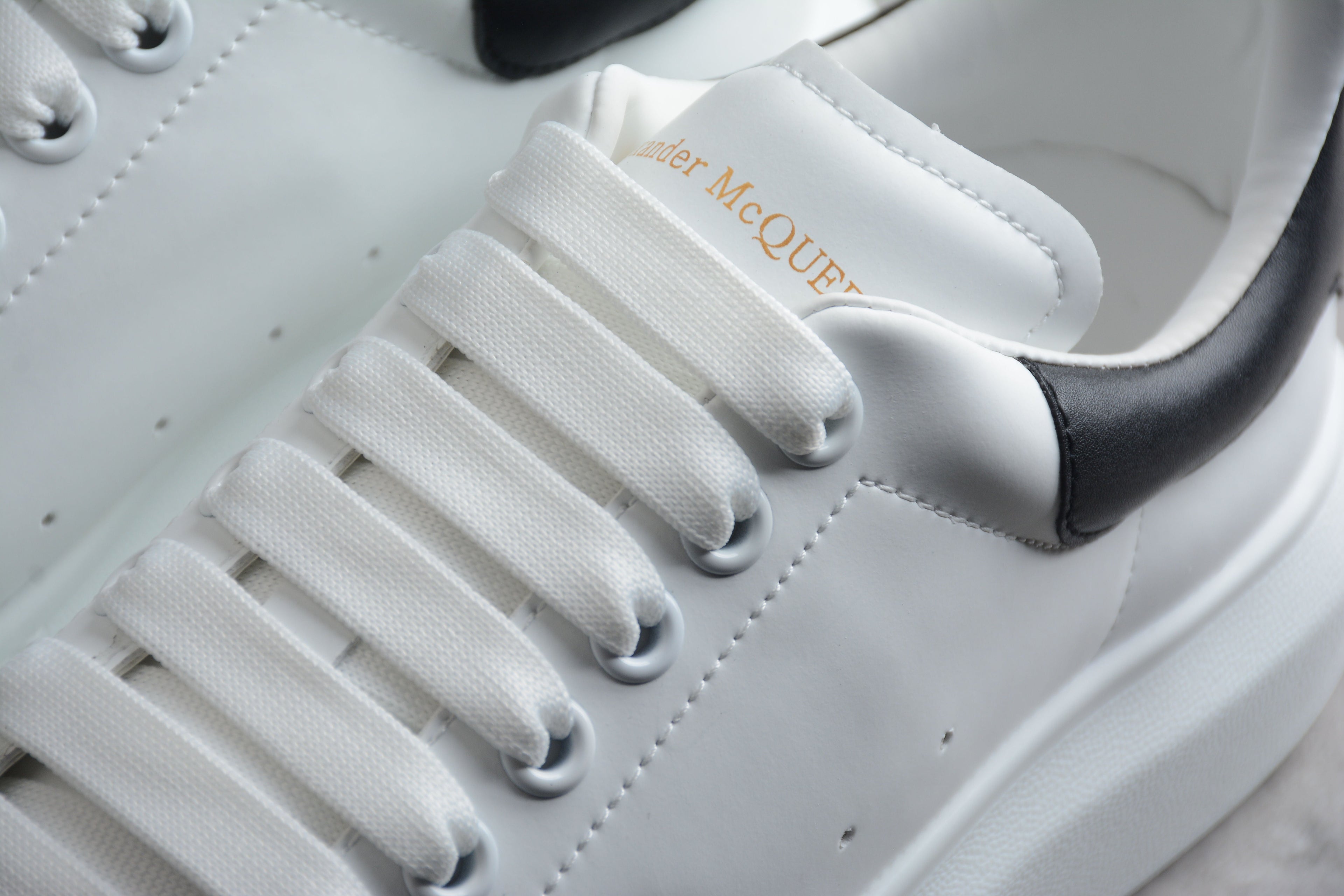 (G5) Alexander McQueen tenis bajos Oversize Talon Piel Negro
