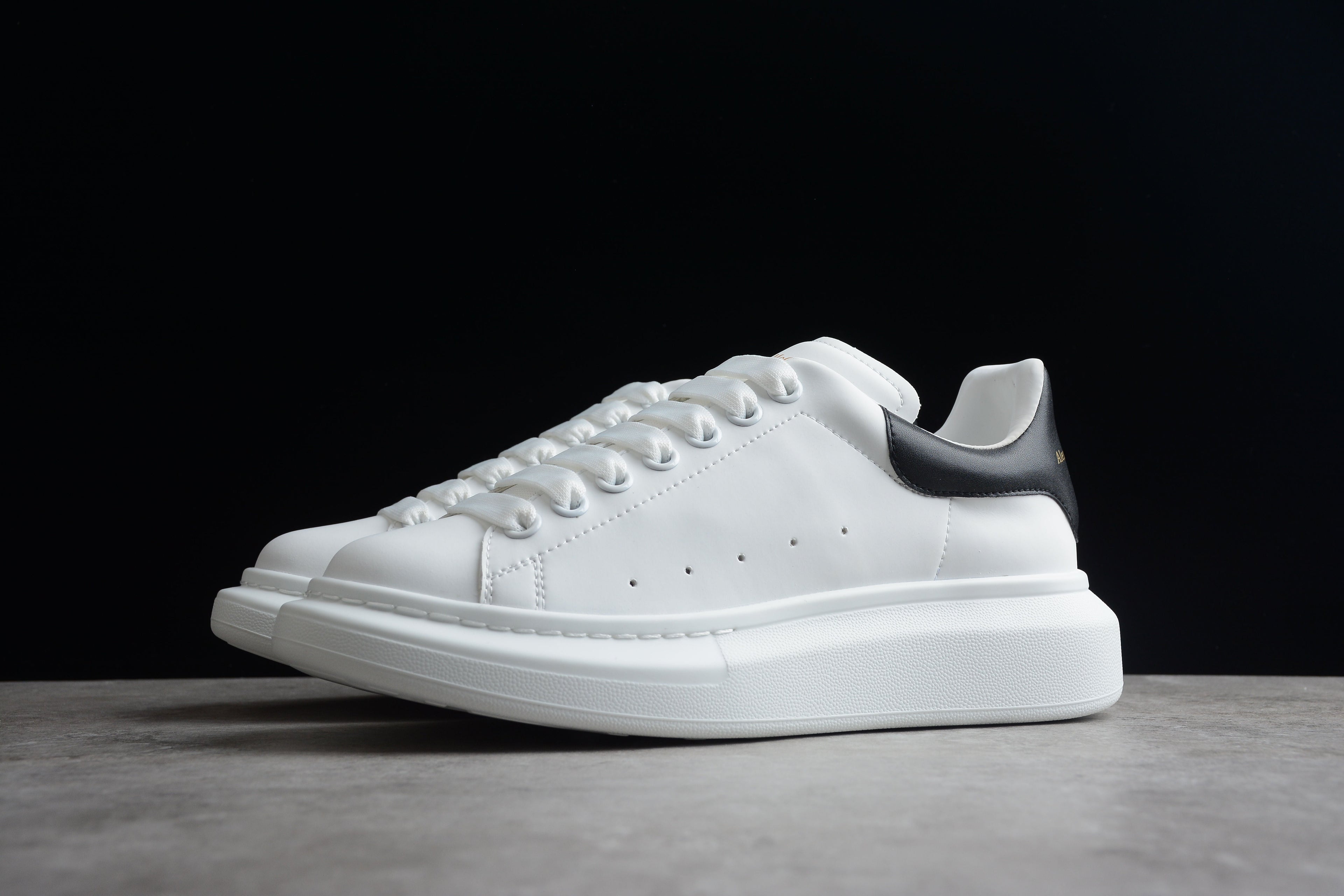 (G5) Alexander McQueen tenis bajos Oversize Talon Piel Negro