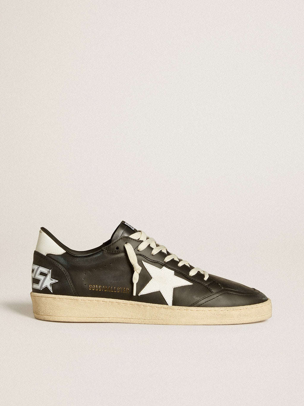 Tenis Golden goose Ball Star de napa negra con estrella y refuerzo del talón de piel blanca