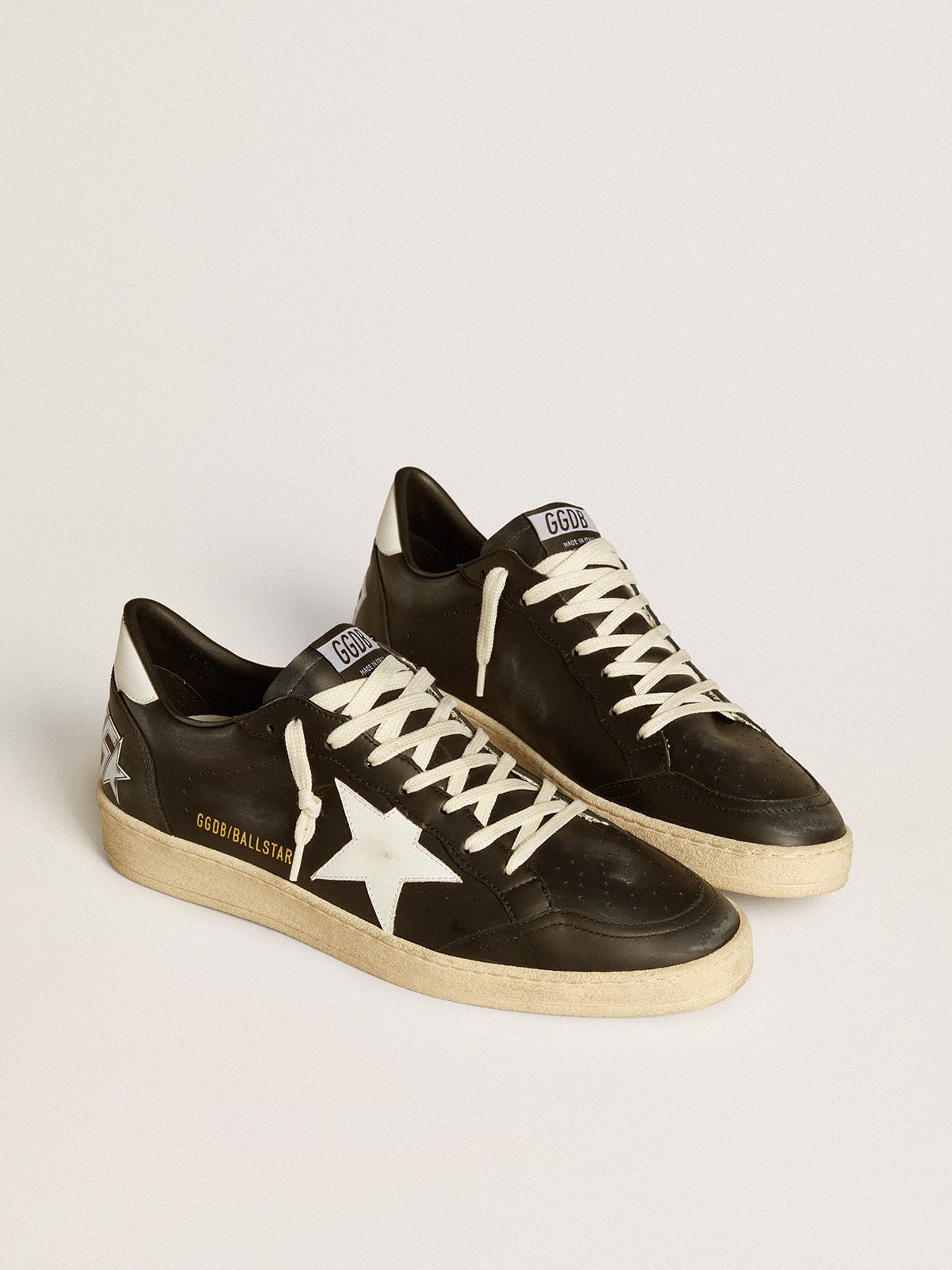 Tenis Golden goose Ball Star de napa negra con estrella y refuerzo del talón de piel blanca