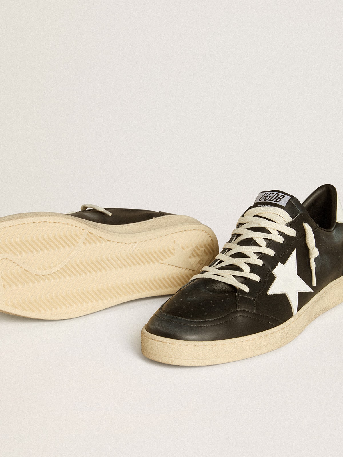 Tenis Golden goose Ball Star de napa negra con estrella y refuerzo del talón de piel blanca