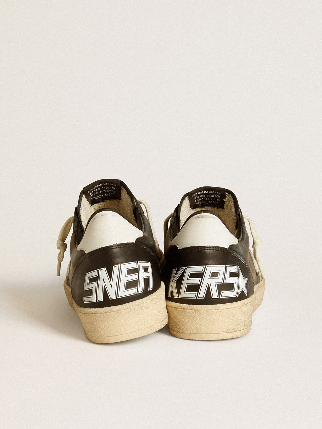 Tenis Golden goose Ball Star de napa negra con estrella y refuerzo del talón de piel blanca