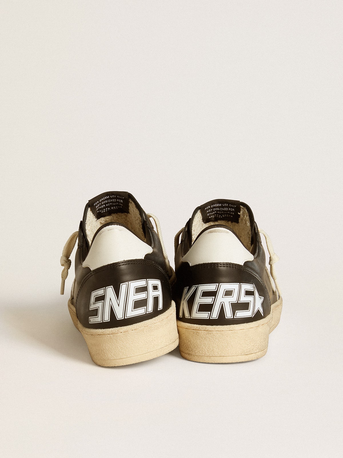 Tenis Golden goose Ball Star de napa negra con estrella y refuerzo del talón de piel blanca