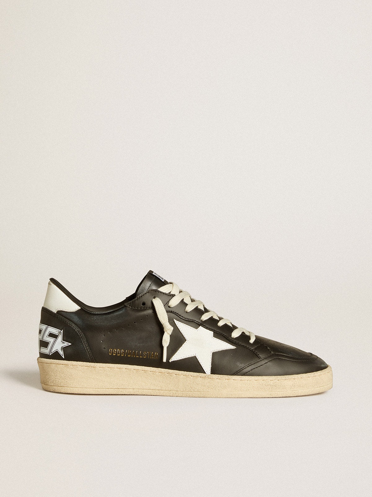Tenis Golden goose Ball Star de napa negra con estrella y refuerzo del talón de piel blanca