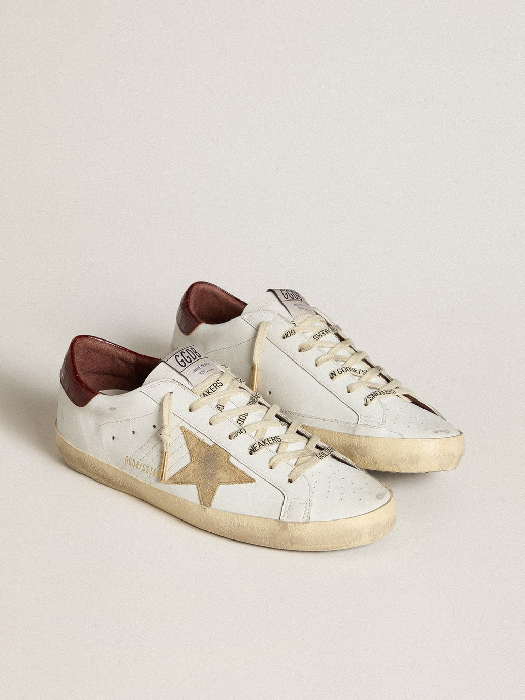 Tenis Golden goose Super-Star con estrella de ante arena y refuerzo del talón de piel de cocodrilo roja