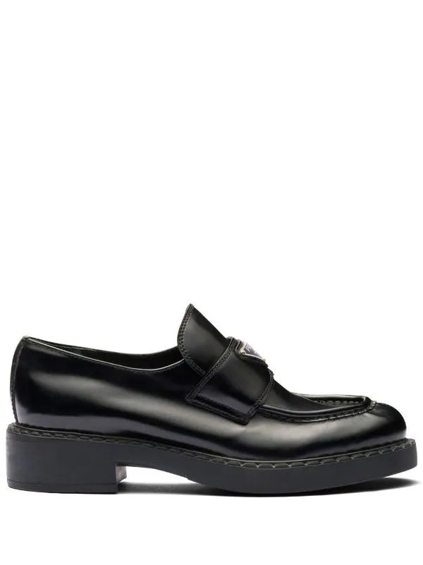 N374O Prada
mocasines con placa del logo - Calzado de mujer y hombre