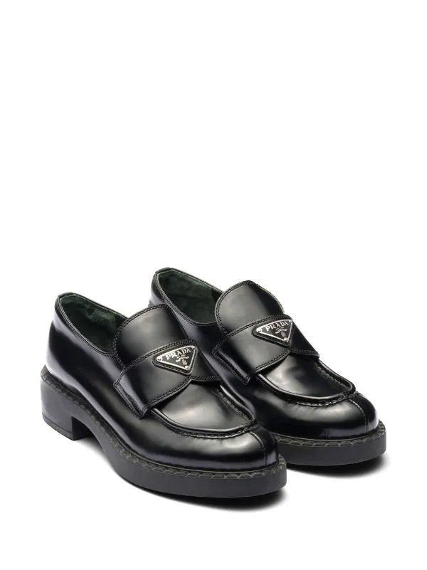 N374O Prada
mocasines con placa del logo - Calzado de mujer y hombre