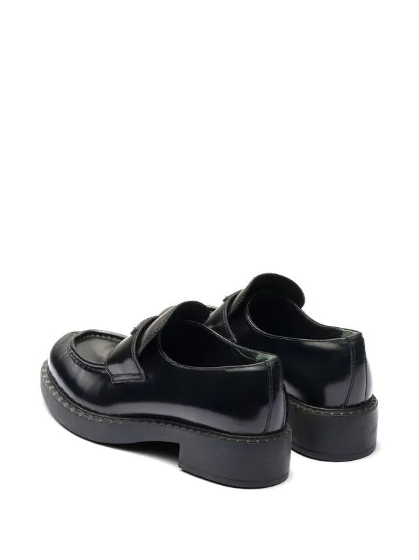 N374O Prada
mocasines con placa del logo - Calzado de mujer y hombre