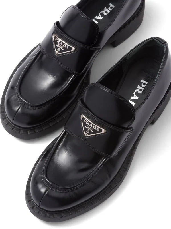 N374O Prada
mocasines con placa del logo - Calzado de mujer y hombre