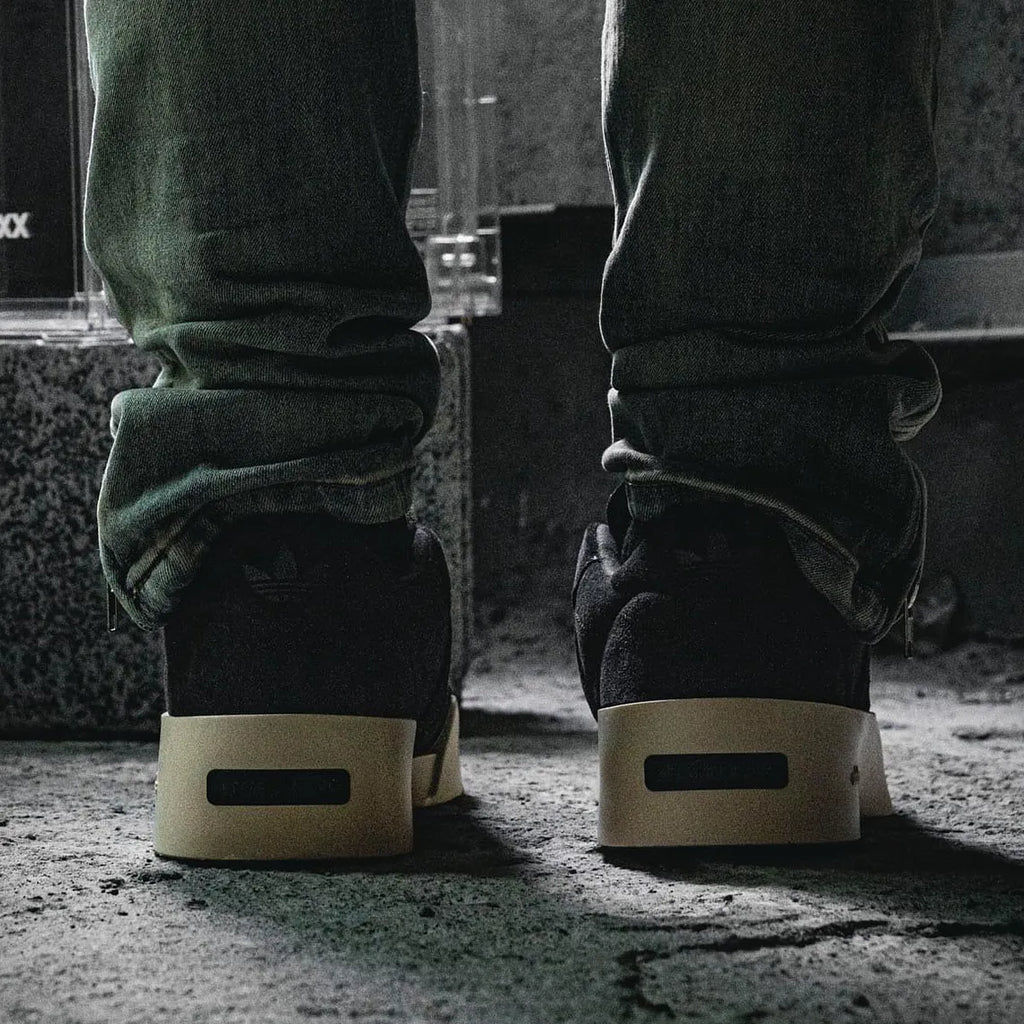 N372O FEAR OF GOD x ADIDAS ‘86 FORUM MID “BLACK”