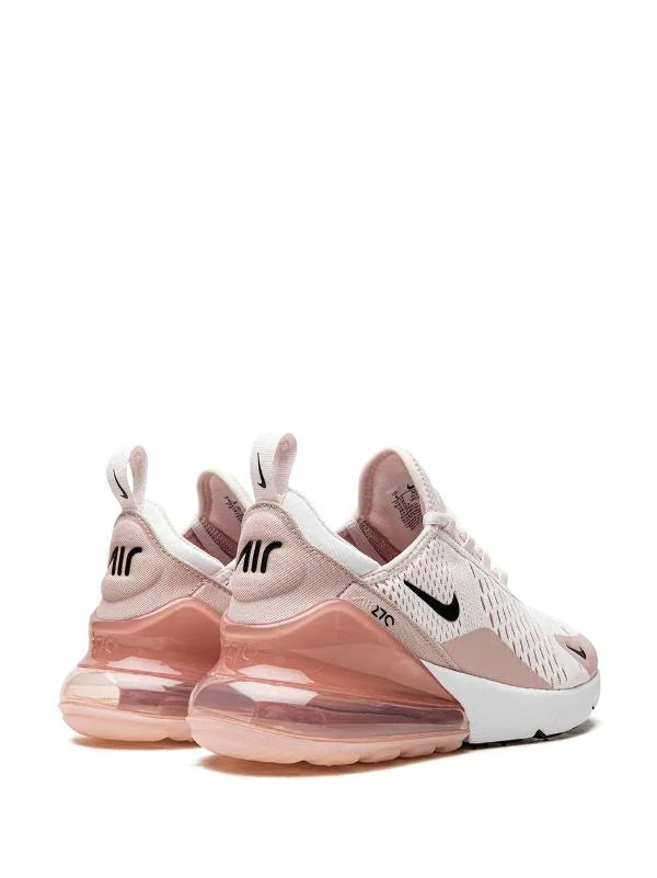 N372O Nike tenis Air Max 270
Rosa claro, blanco, diseño a paneles, detalle del logo Swoosh característico, logo en el contrafuerte, detalle de malla, puntera redonda, cierre con agujetas en la parte delantera, suela de goma y suela Air Max.
