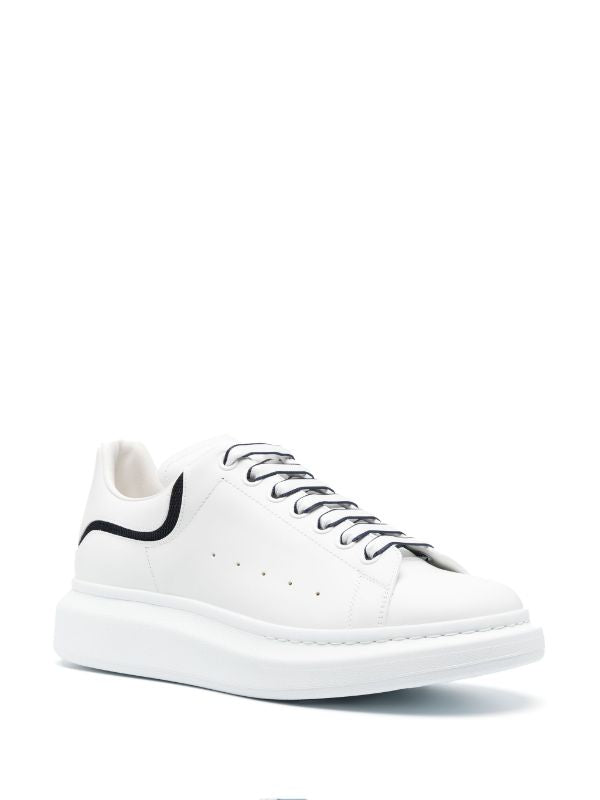 Alexander McQueen
tenis con agujetas oversize