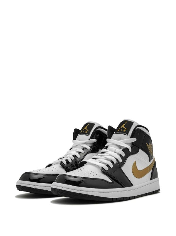 Jordan 1 Mid Patent en negro, blanco y dorado
