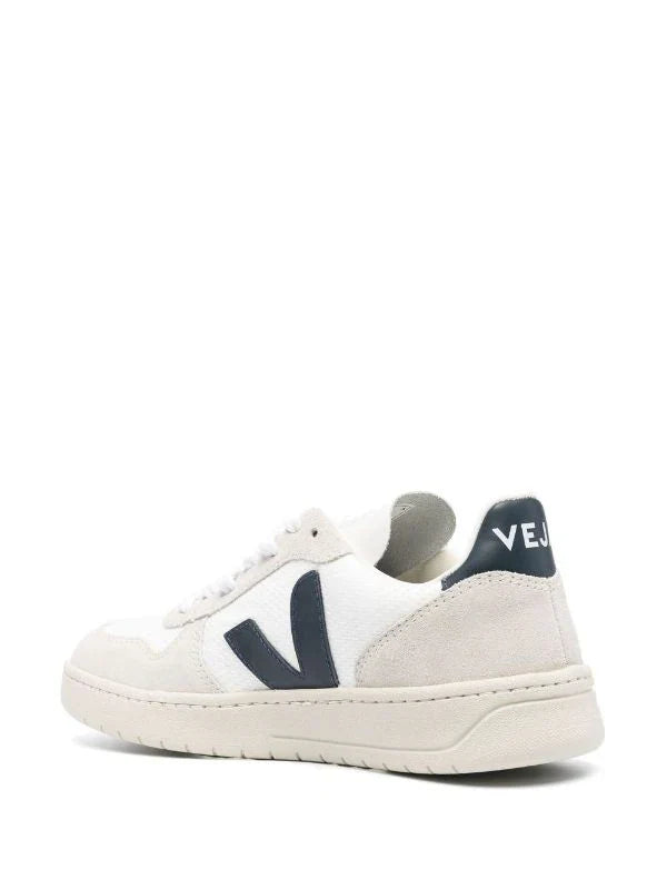 Veja v-10 tenis bajos black and white gamuza