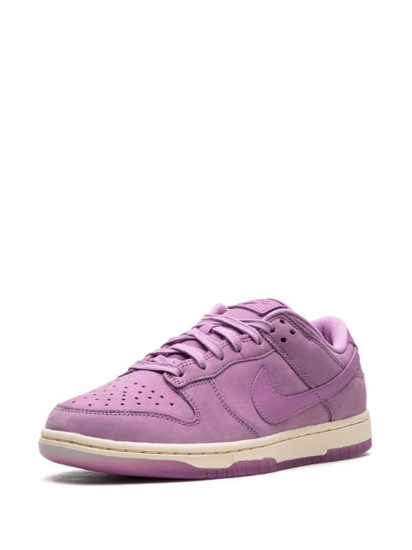 N373O 
Nike
Dunk Low "Rush Fuchsia" sneakers