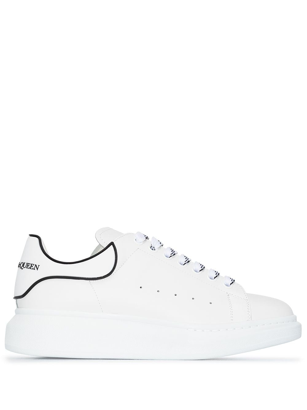 N374O (G5) Alexander mcQueen tenis bajo color blanco contorno negro