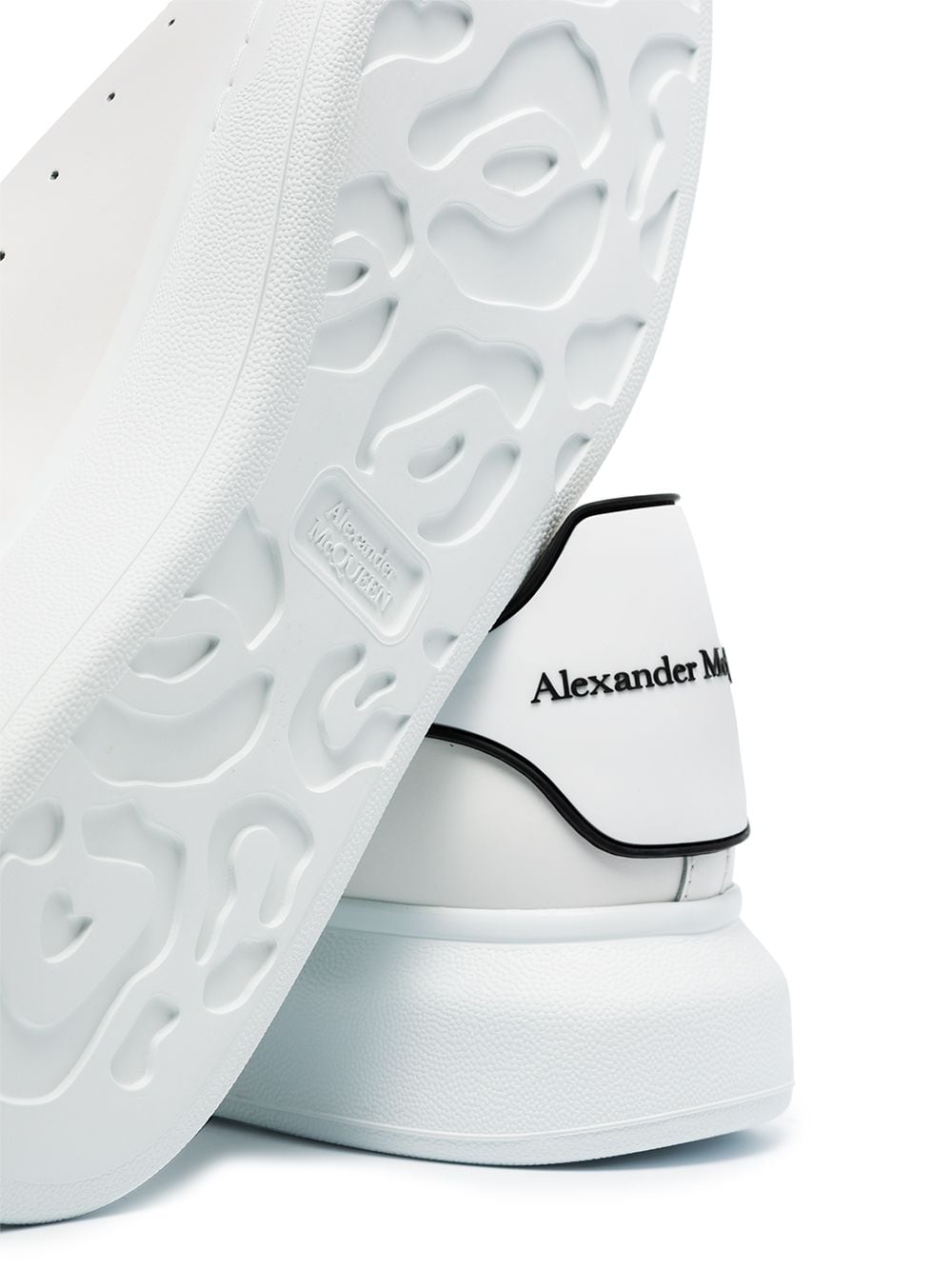 N374O (G5) Alexander mcQueen tenis bajo color blanco contorno negro
