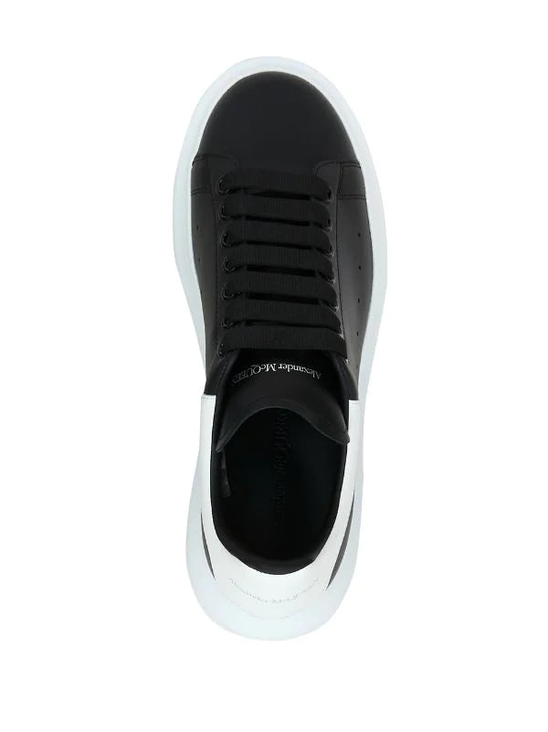 N370O Alexander McQueen tenis bajos Oversized Negro blanco